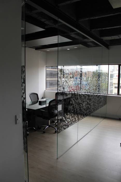 Sala de Juntas Bustos + Quintero arquitectos Study/office Glass oficina abierta,industrial,iluminacion,caseton,sala de juntas,plafon madera,vidrio,viga metalica