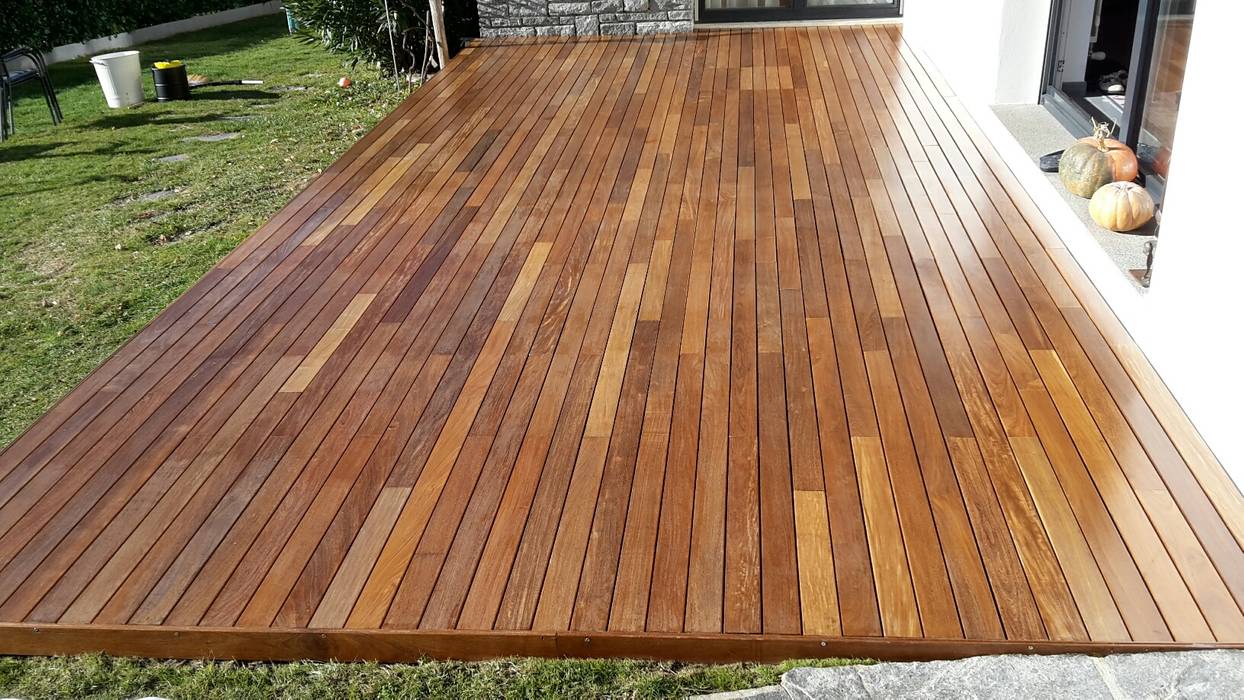 Pavimento su patio esterno in legno oliato, ONLYWOOD ONLYWOOD Jardines en la fachada Madera maciza Multicolor