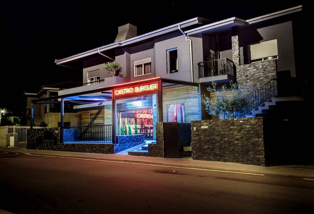 Castro Burguer BENEDITO MARTINS Espaços comerciais wood,madeira,restaurant,restaurante,industrial,burger,ferro,neon,vermelho,xisto,hamburgueria,Espaços de restauração