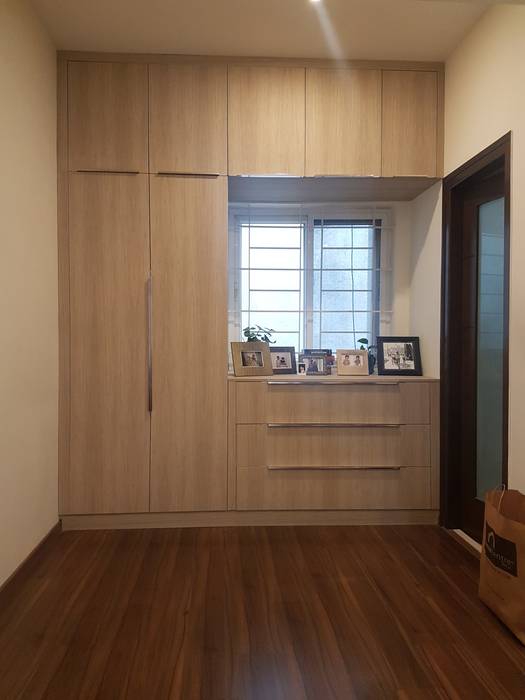 Hinged door wardrobe and TV unit installed by Zenia homify Modern style bedroom Plywood