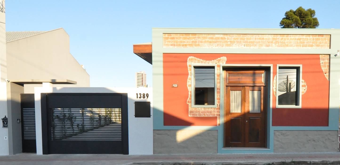 Fachada Juliana Agner Arquitetura e Interiores Portas de garagem fachada,Casa de tijolo,madeira,revestimento
