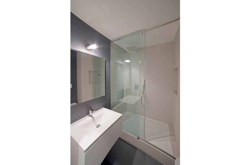 homify Salle de bain moderne Tuiles