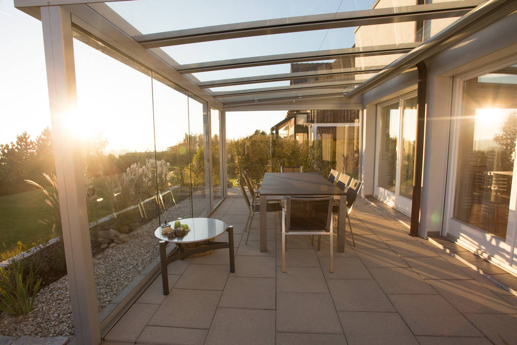 Sommergarten in Kirchschlag bei Linz mit Schibeelementen von Sunflex und Dachgläsern aus Sicherheitsglas, Schmidinger Wintergärten, Fenster & Verglasungen Schmidinger Wintergärten, Fenster & Verglasungen Jardines de invierno de estilo moderno Vidrio