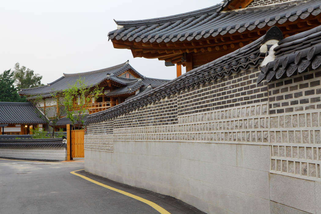 장안문 문화시설 (전통식생활체험관 및 예절교육관), 여유당건축사사무소 여유당건축사사무소 Commercial spaces Exhibition centres