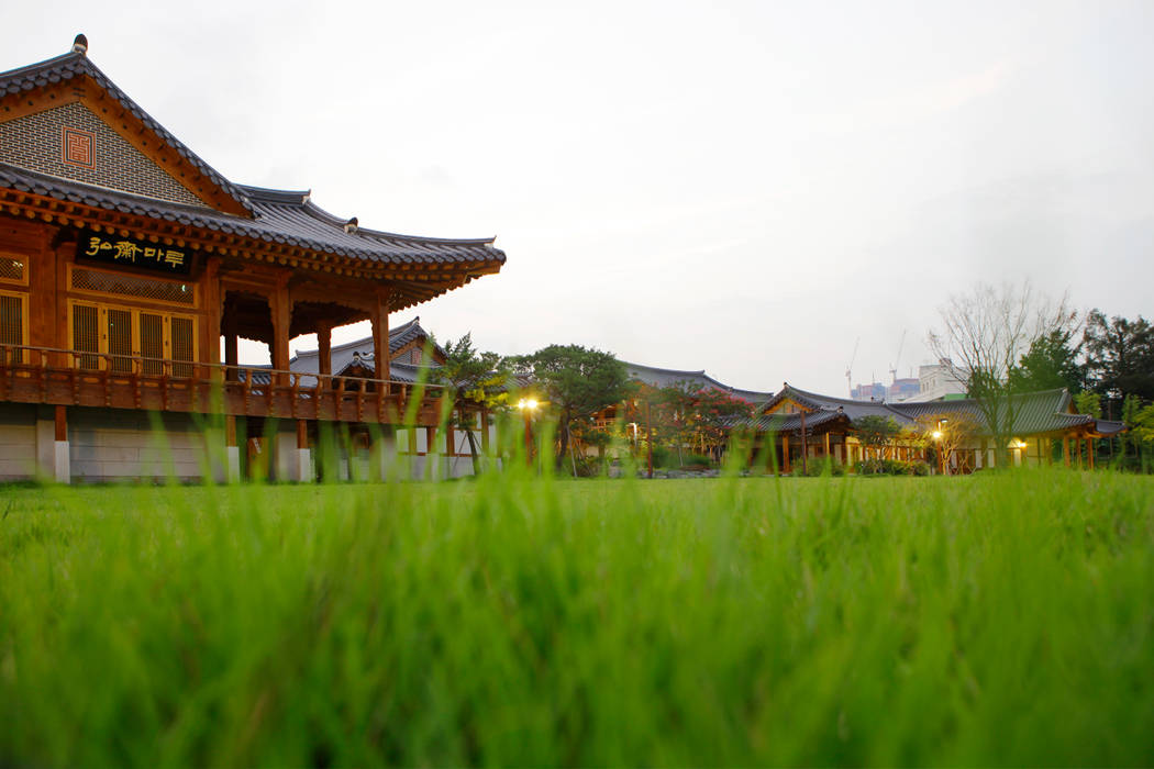 장안문 문화시설 (전통식생활체험관 및 예절교육관), 여유당건축사사무소 여유당건축사사무소 Commercial spaces Schools