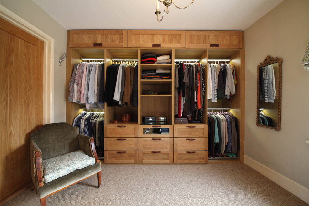 Wallingford - Oak Dressing Room cu_cucine Walk in closets de estilo rural dressing room,oak cabinets,leather handles,bedroom,led hanging rail,oak drawers,display drawer