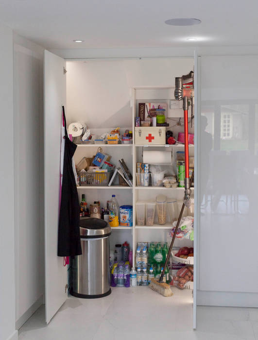 Henley On Thames - Handleless Glass Kitchen cu_cucine Modern kitchen built in pantry,walk in pantry,walk in storage