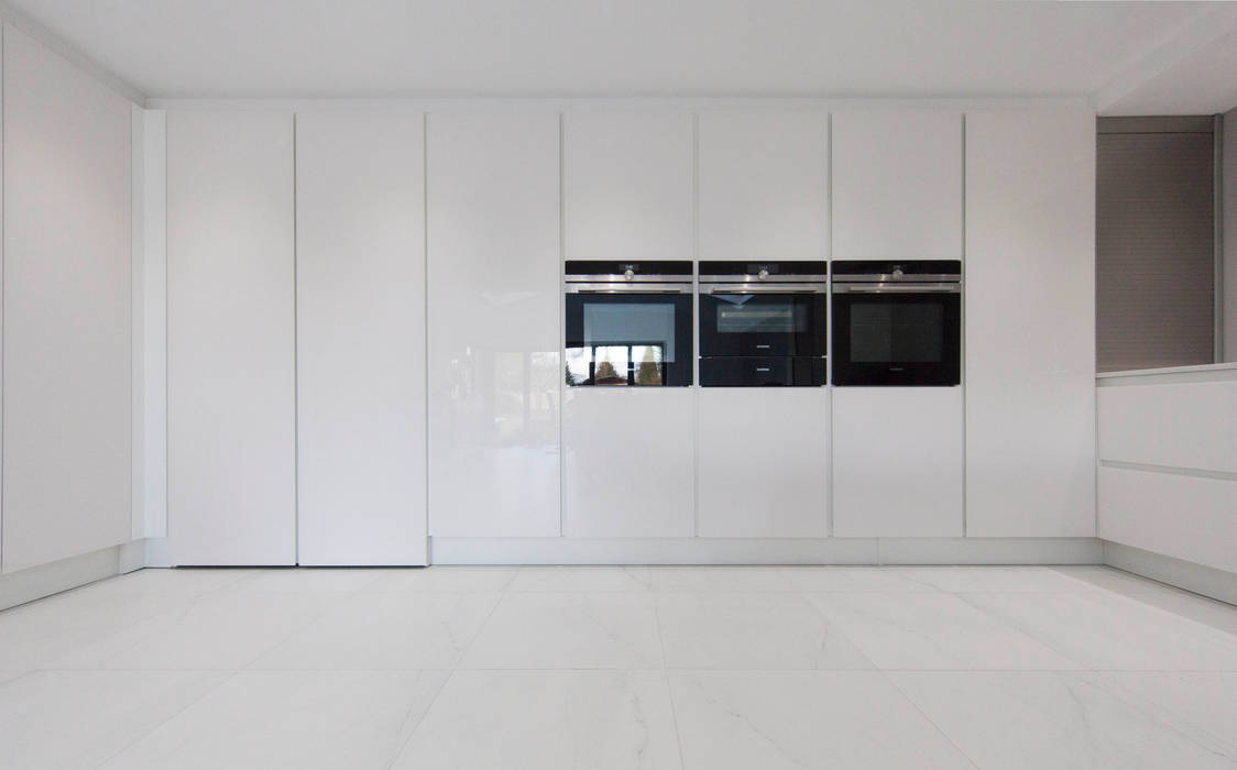 Henley On Thames - Handleless Glass Kitchen cu_cucine Modern Kitchen