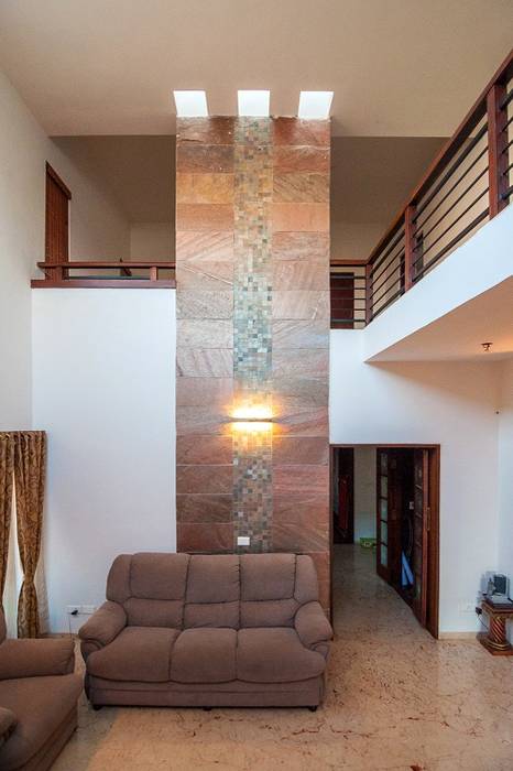 Living room high-wall and skylight Myriadhues Modern living room