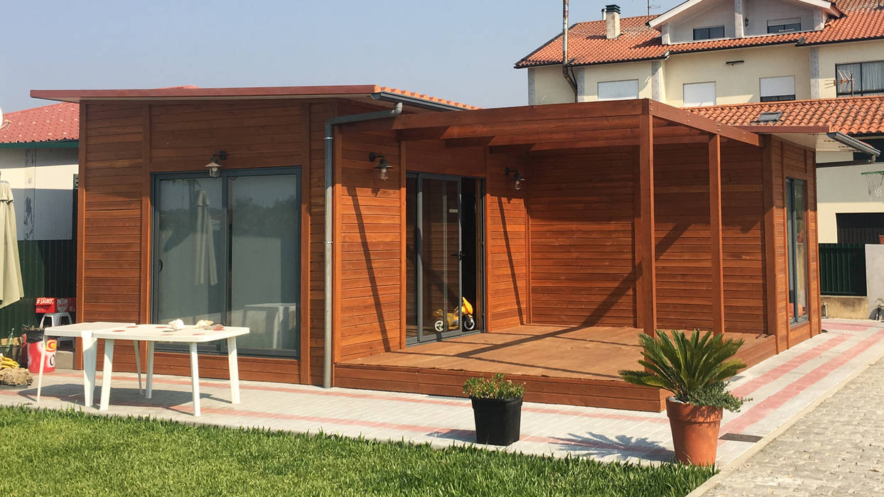 Casa préfabricada de madeira de 100m² de tipologia T2, Discovercasa | Casas de Madeira & Modulares Discovercasa | Casas de Madeira & Modulares Nhà thép tiền chế Than củi Multicolored