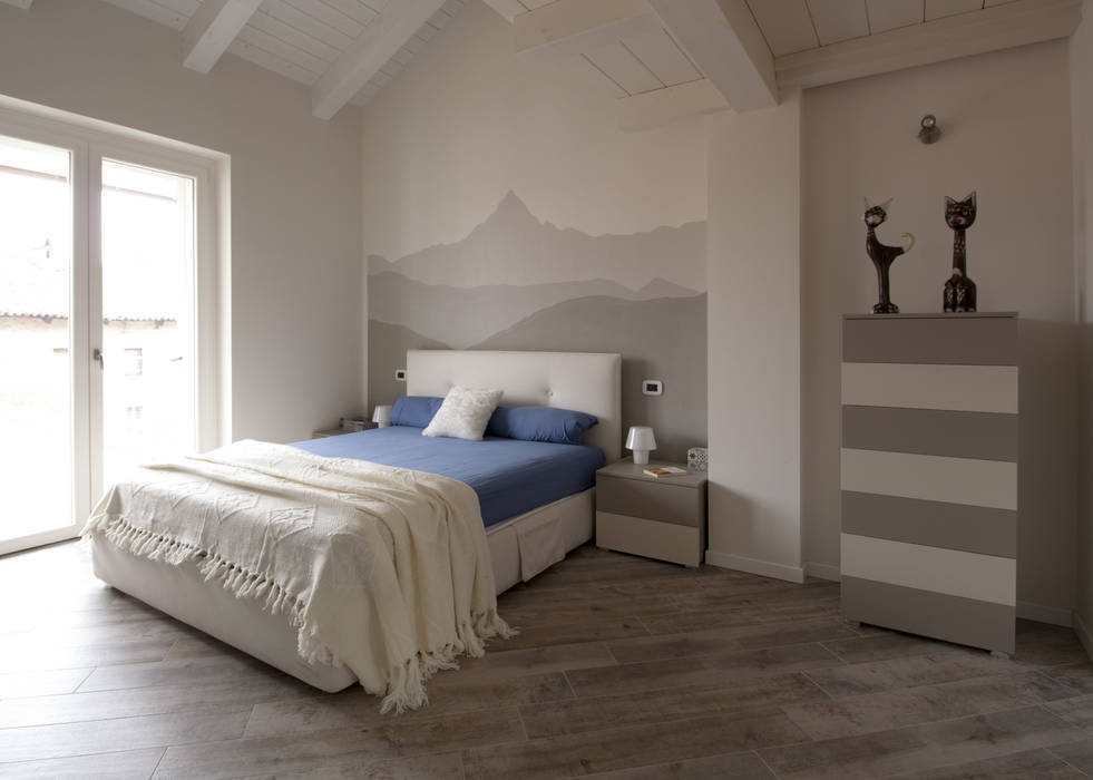 La camera da letto ARCHISPRITZ Camera da letto moderna camera da letto,beige,greige,letto bianco,monviso,effetto legno,pittura murale,riche,ristrutturazione,sottotetto,testiera in pelle,tetto a vista