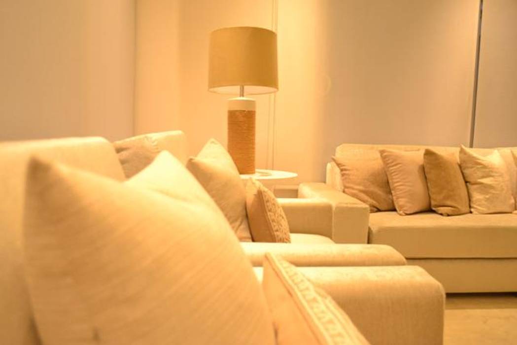 Sala gris Monica Saravia Salas de estilo minimalista Madera Acabado en madera sala,poltronas,lampara