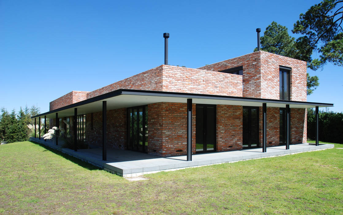 Fachada / Portico AWA arquitectos Casas de campo Ladrillos