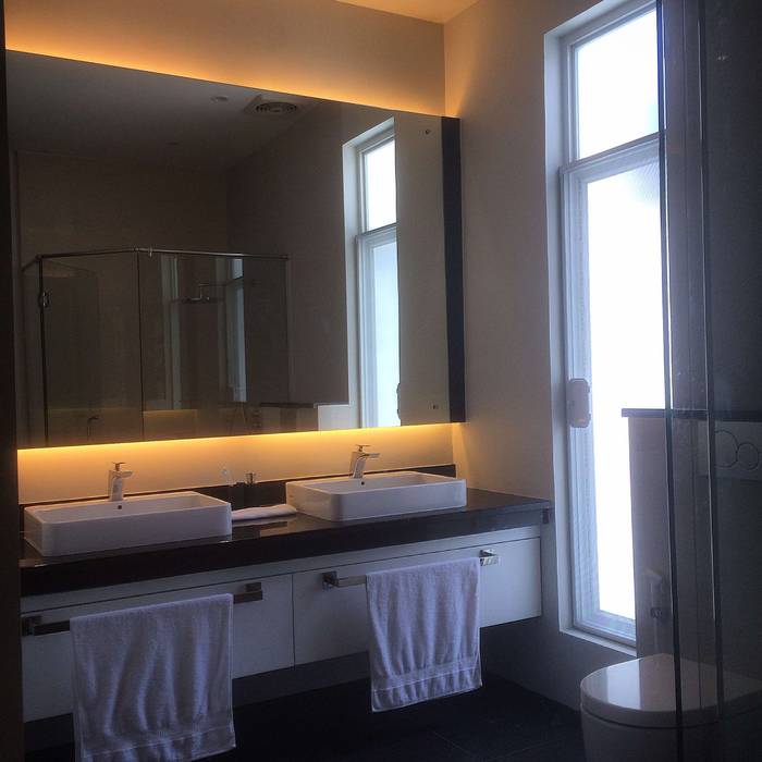 Evergreen Luxurious Living House, Medan City, Lighthouse Architect Indonesia Lighthouse Architect Indonesia Bathroom