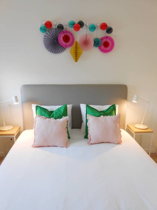 Quarto de casal homify Quartos modernos decoração,airbnb,decoradores porto,design de interiores,quarto decorado,quarto funcional,quarto descanso,mesinhas cabeceira,candeeiro de mesa,verde,rosa,branco