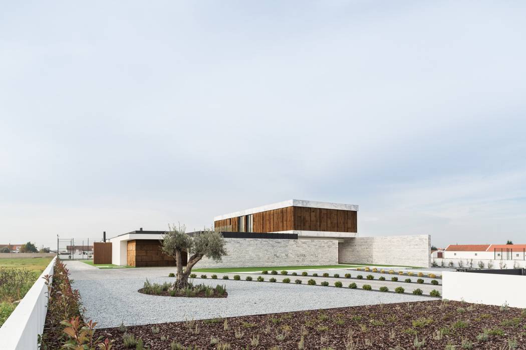 Marta House - Architecture: Risco Singular-Arquitectura Lda Arqº. Paulo Costa e Arqª. Sónia Abreu Risco Singular - Arquitectura Lda Jardins minimalistas