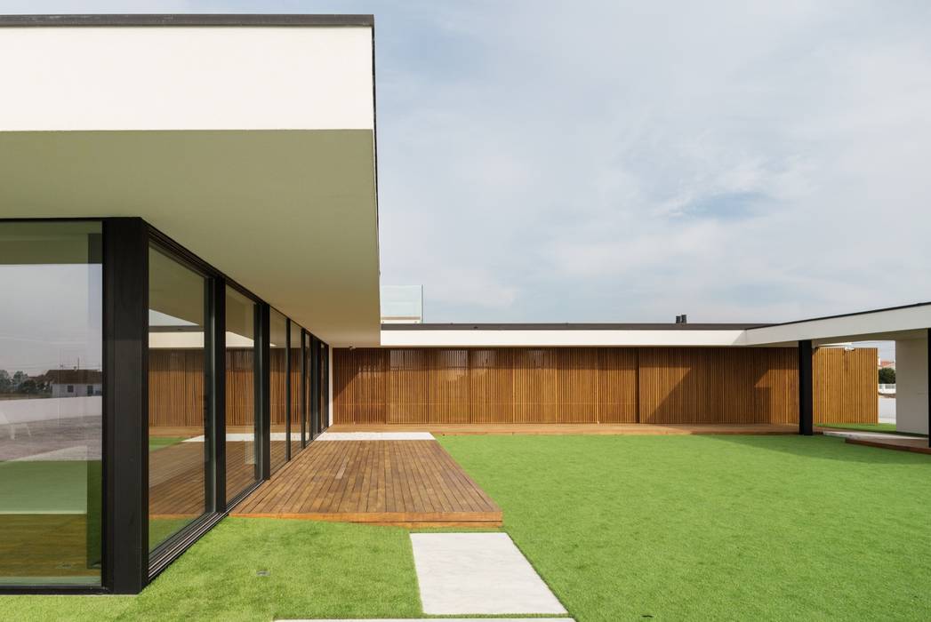 Marta House - Architecture: Risco Singular-Arquitectura Lda Arqº. Paulo Costa e Arqª. Sónia Abreu, Risco Singular - Arquitectura Lda Risco Singular - Arquitectura Lda Minimalistischer Garten