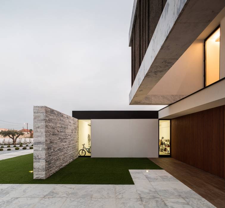 Marta House - Architecture: Risco Singular-Arquitectura Lda Arqº. Paulo Costa e Arqª. Sónia Abreu, Risco Singular - Arquitectura Lda Risco Singular - Arquitectura Lda Minimalist houses