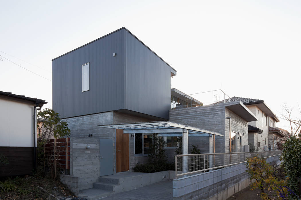 カーポート 有限会社角倉剛建築設計事務所 一戸建て住宅 コンクリート 灰色 Homify