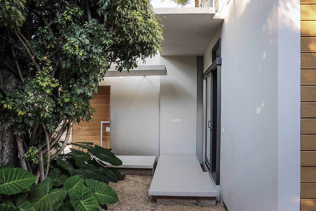 Casa Nirau PAUL CREMOUX studio Puertas modernas