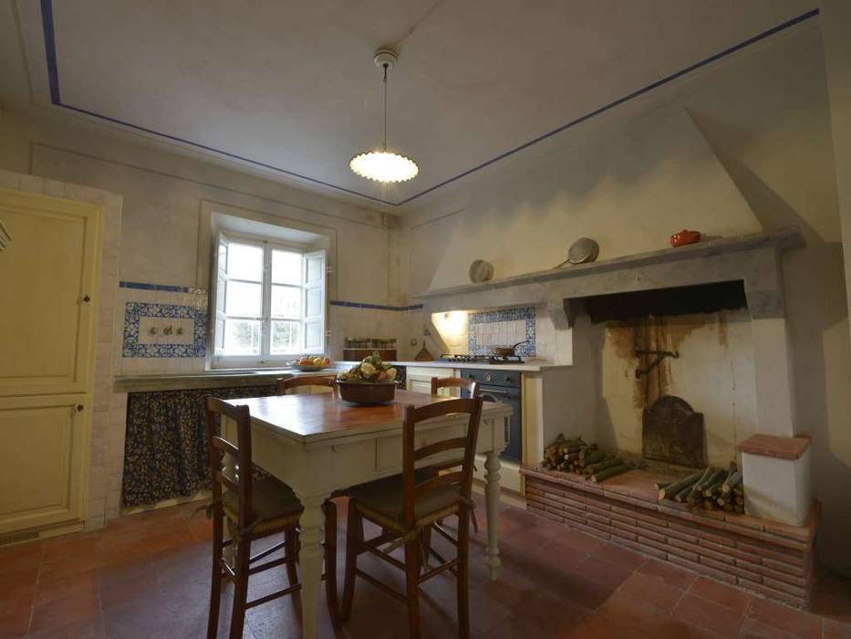 La cucina con il camino in pietra e muratura, nella casa colonica ... Cucina con camino