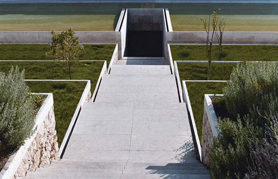 Garden of the São Bernardo Enclosure, Coimbra, Portugal Margem Arquitectura Paisagista Lda Сад в средиземноморском стиле