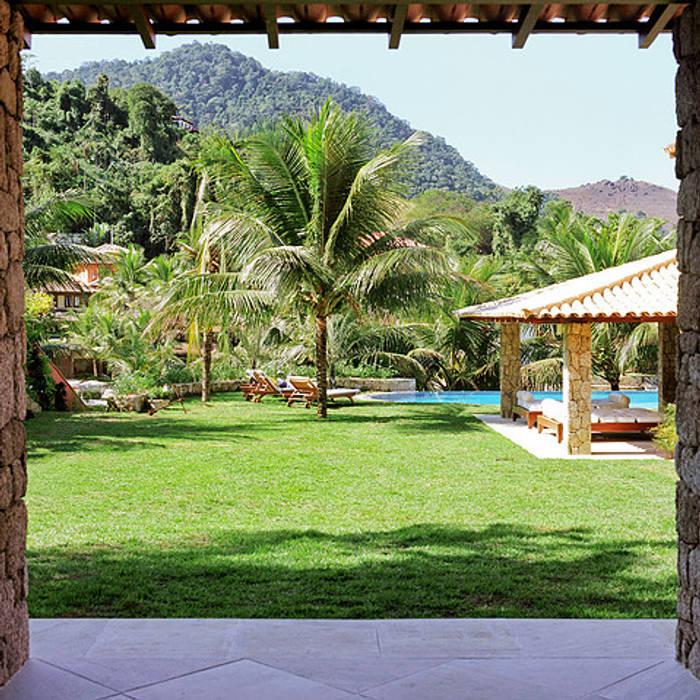 CASA ANGRA DOS REIS - PORTOGALO Maria Claudia Faro Piscinas de jardim casa de praia,piscina,telhado,jardim
