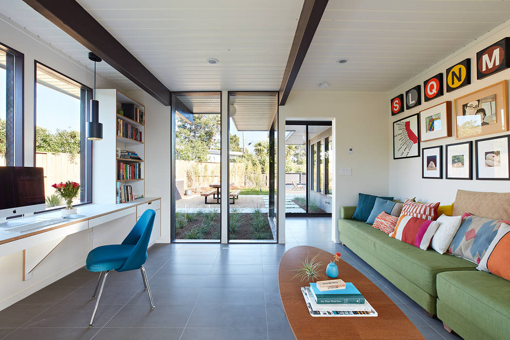 Mid-Mod Eichler Addition Remodel by Klopf Architecture, Klopf Architecture Klopf Architecture Oficinas y bibliotecas de estilo moderno