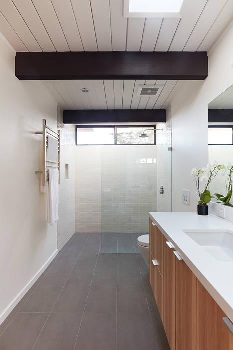 Mid-Mod Eichler Addition Remodel by Klopf Architecture, Klopf Architecture Klopf Architecture Modern Bathroom