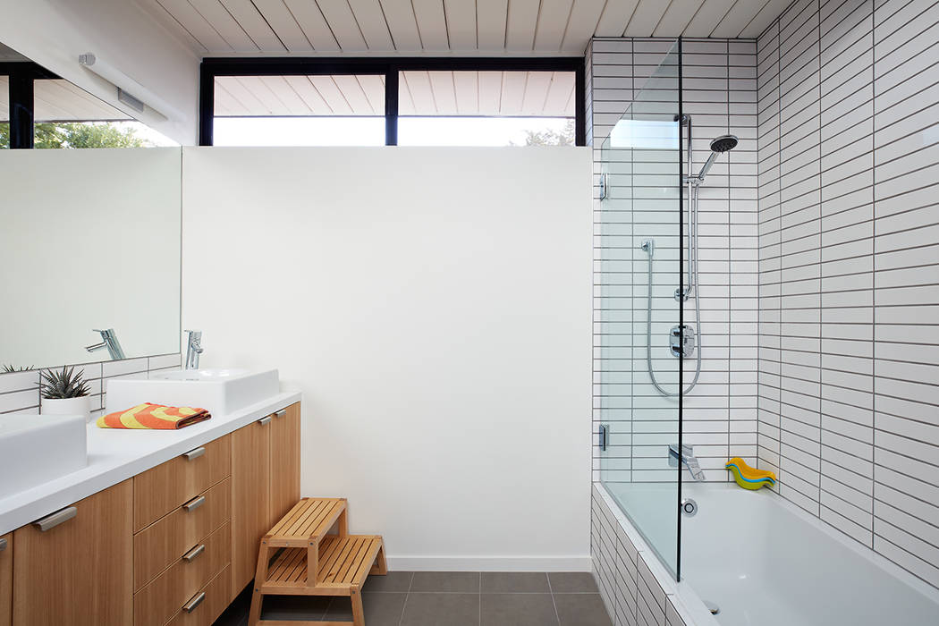 Mid-Mod Eichler Addition Remodel by Klopf Architecture, Klopf Architecture Klopf Architecture Bagno moderno