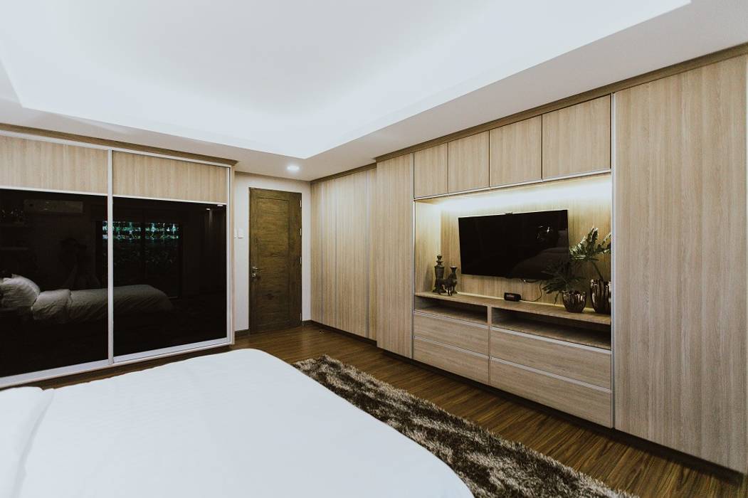 Master Bedroom Living Innovations Design Unlimited, Inc. Modern style bedroom