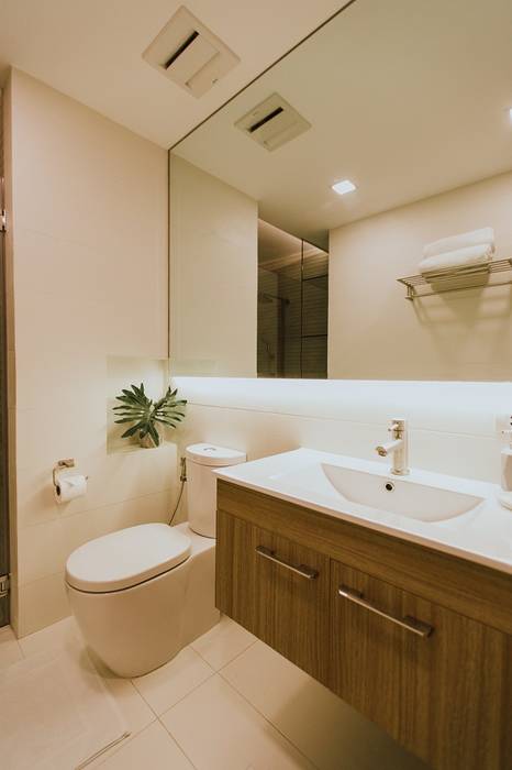 Toilet and Bath Living Innovations Design Unlimited, Inc. Modern bathroom