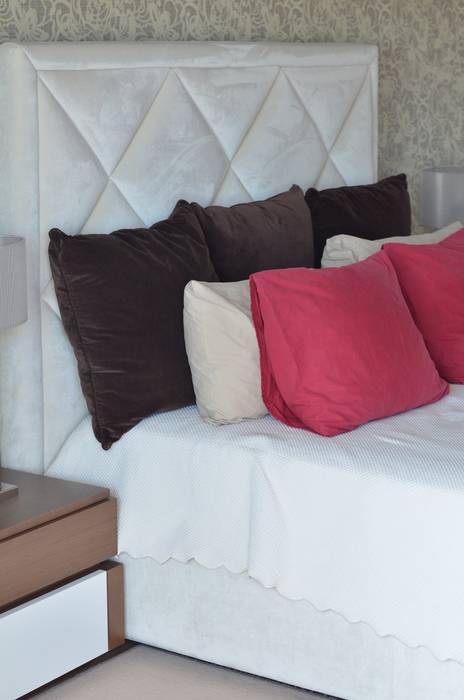 Quarto de Casal, STOOL INTERIORS STOOL INTERIORS Modern style bedroom Beds & headboards