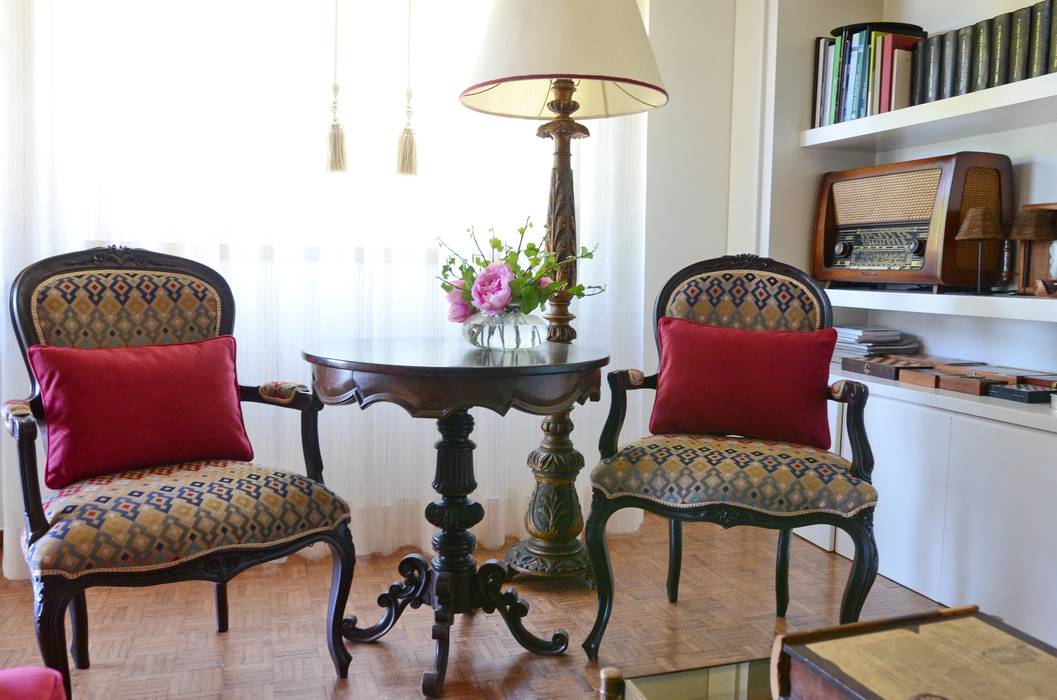 Restauro de estofos de sala de estar, STOOL INTERIORS STOOL INTERIORS Salas de estilo clásico Taburetes y sillas