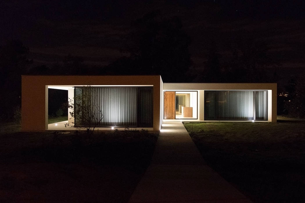 Moradia Uni-familiar de estilo moderno onde o sol é protagonista, António Mota, Susana Machado - Arquitectos, Lda António Mota, Susana Machado - Arquitectos, Lda Single family home Granite