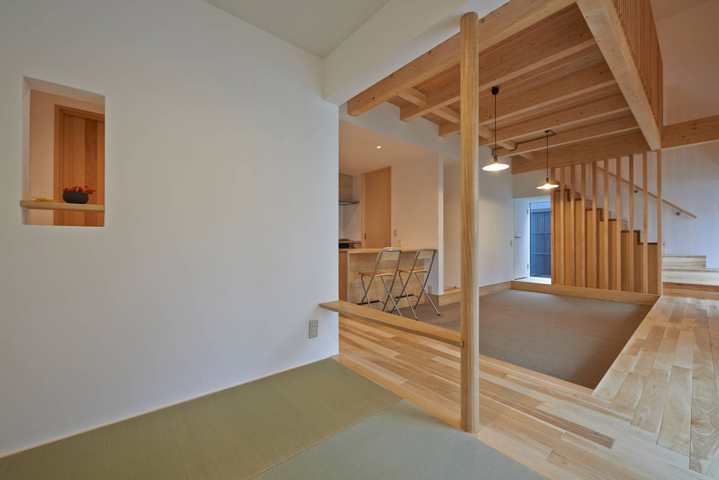 篠路の家, アトリエモノゴト 一級建築士事務所 アトリエモノゴト 一級建築士事務所 Minimalist media room Wood Wood effect