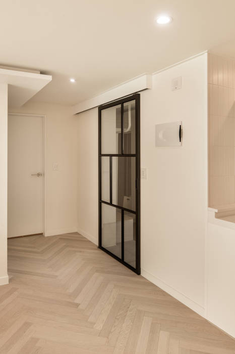 화이트의 단정함과 우드의 내츄럴이 만나는 공간, 봄디자인 봄디자인 Minimalist style doors