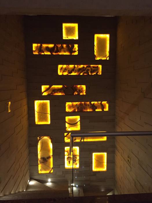 Muro Esaleras en Onix naranja iluminado MEHOMEDECOR Pasillos, vestíbulos y escaleras modernos Concreto Vestibulos