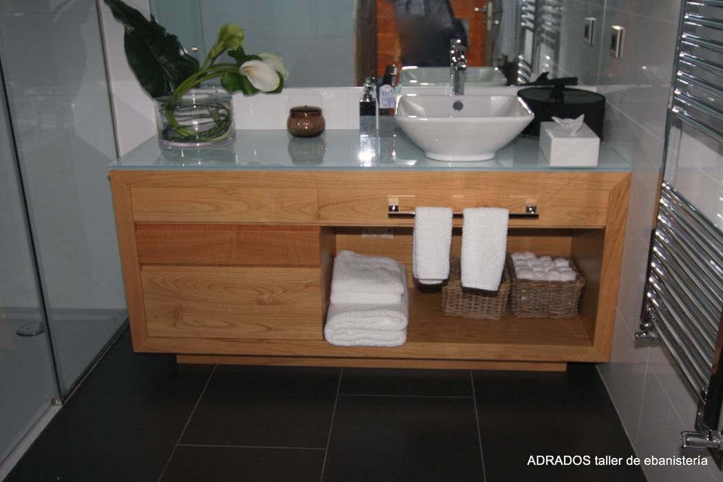 Muebles para baños vivienda unifamiliar., Adrados taller de ebanistería Adrados taller de ebanistería Modern Bathroom Sinks