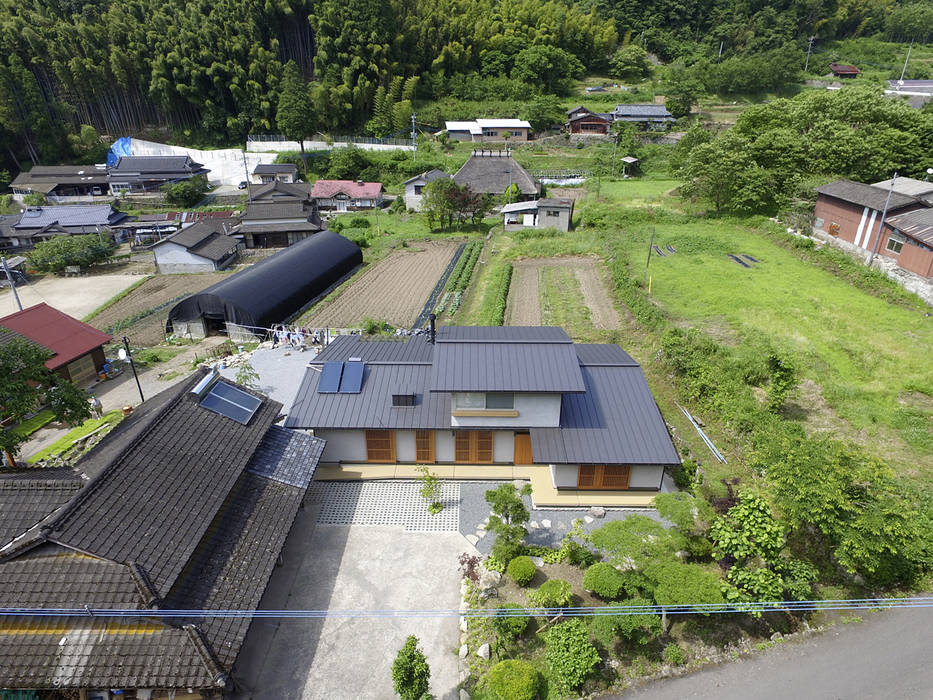 里の家～玖珠万年山の麓 実りある住まい～, 山道勉建築 山道勉建築 Jardines de estilo escandinavo Madera Acabado en madera