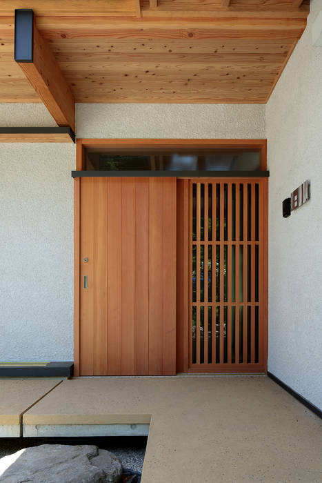 里の家～玖珠万年山の麓 実りある住まい～, 山道勉建築 山道勉建築 Scandinavian style doors Wood Wood effect