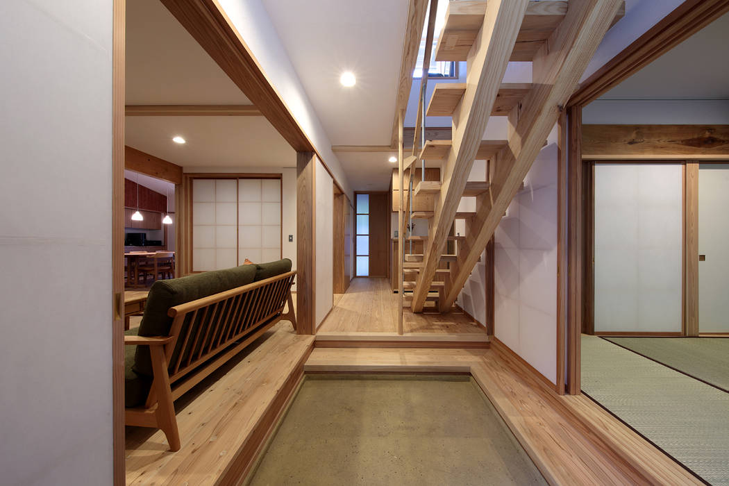 里の家～玖珠万年山の麓 実りある住まい～, 山道勉建築 山道勉建築 Scandinavian style corridor, hallway& stairs Wood Wood effect