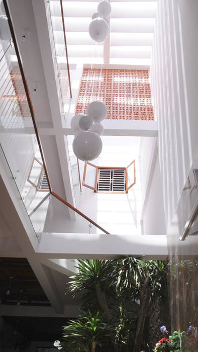 Thiết Kế Nhà Ống 3 Tầng Hướng Nội, Chan Hòa Với Thiên Nhiên, Công ty TNHH Xây Dựng TM – DV Song Phát Công ty TNHH Xây Dựng TM – DV Song Phát Modern balcony, veranda & terrace