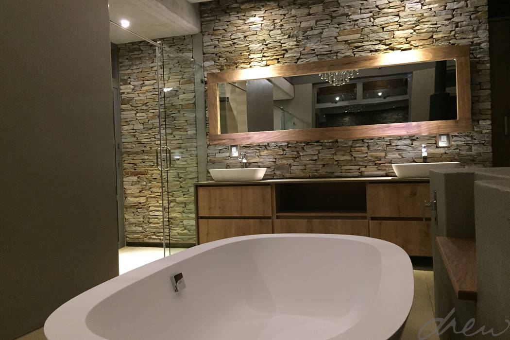 modern lodge, drew architects + interiors drew architects + interiors Modern bathroom Stone