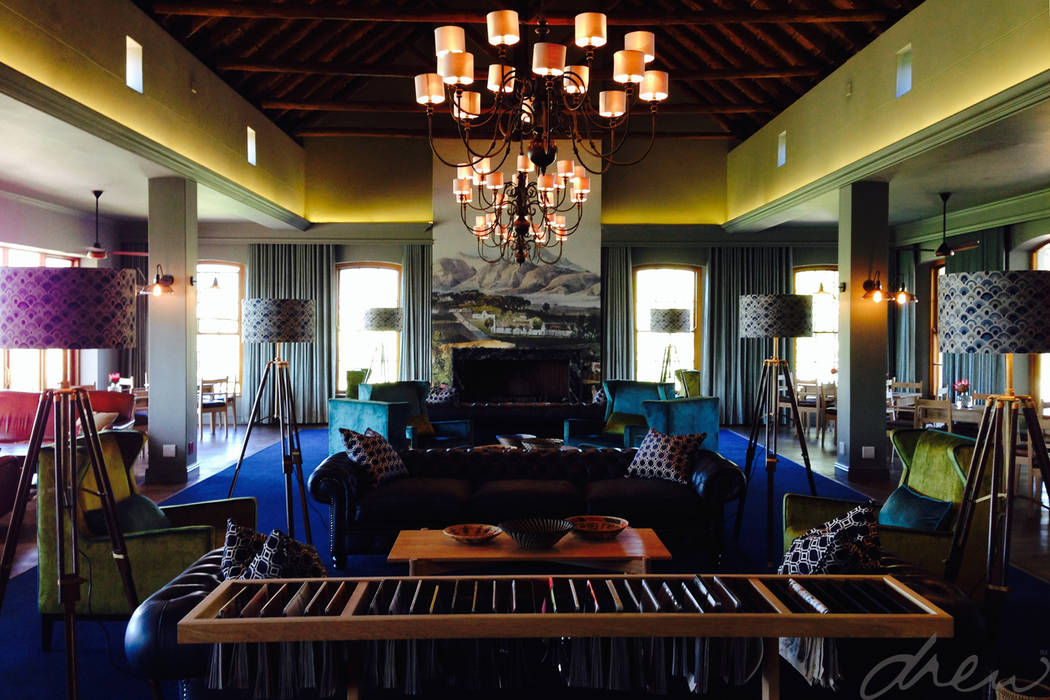 de zalze golf clubhouse upgrade, drew architects + interiors drew architects + interiors Commercial spaces Wood Wood effect golf clubhouse,chandelier,thatch roof,interior design,Event venues