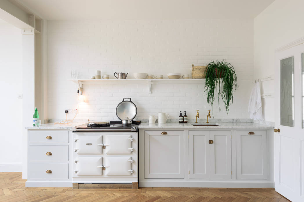 The Strawberry Hill Kitchen by deVOL deVOL Kitchens Kitchen units Wood Wood effect white,aga,parquet,flooring,beautiful,simple,deVOL,style,copper,sink,brass