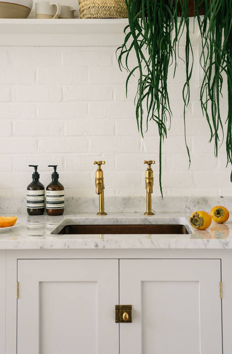 The Strawberry Hill Kitchen by deVOL deVOL Kitchens Kitchen units Wood Wood effect copper sink,brass taps,marble,marble worktops,deVOL,style