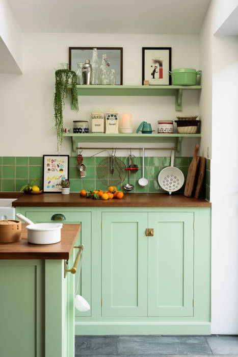 The Khoollect Kitchen by deVOL deVOL Kitchens Módulos de cocina Madera Acabado en madera open shelving,style,green,brass,wood,kitchen,belfast sink