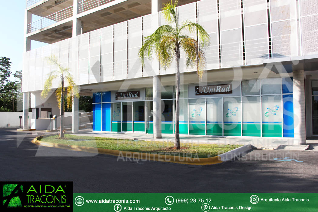 Fachada de Unirad AIDA TRACONIS ARQUITECTOS EN MÉRIDA, YUCATÁN, MÉXICO Espacios comerciales Hospitales