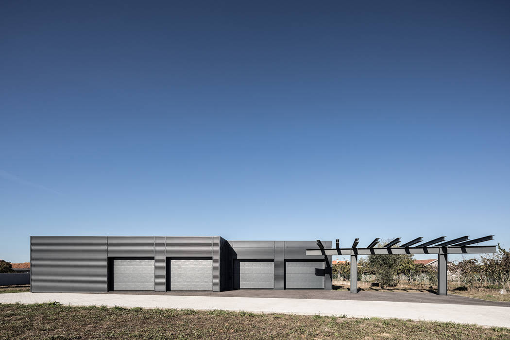 Garagem Privada, PAULO MARTINS ARQ&DESIGN PAULO MARTINS ARQ&DESIGN Minimalist garage/shed